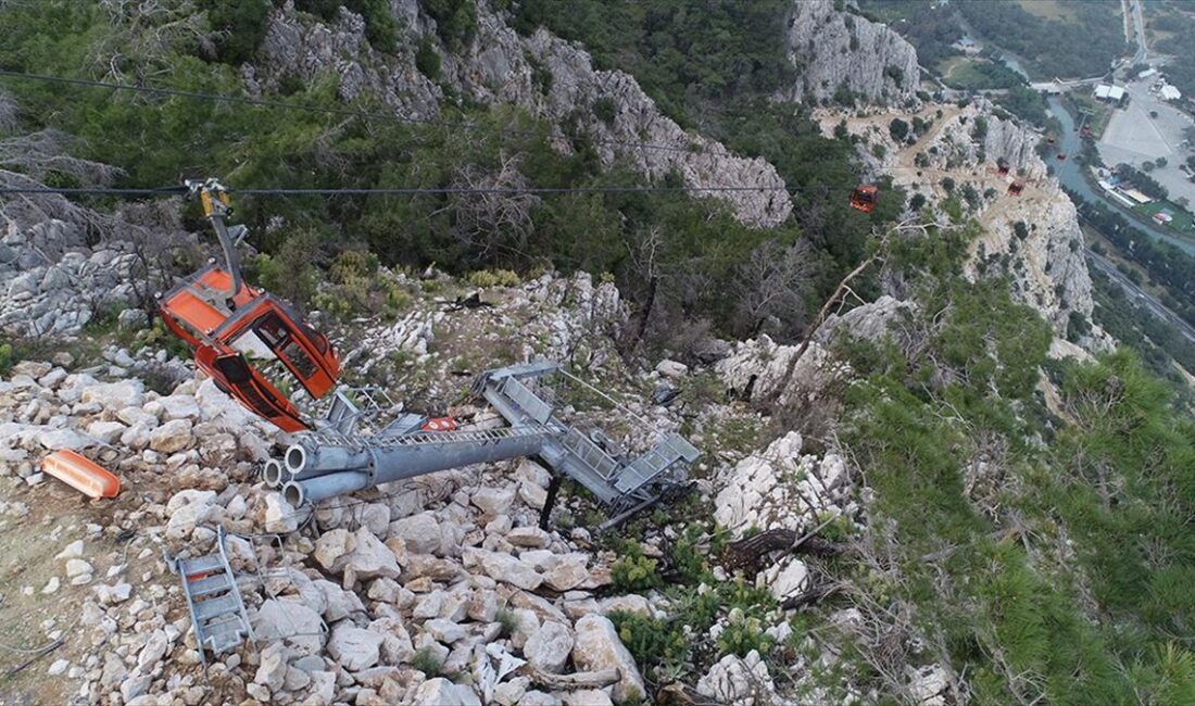 Antalya'nın Konyaaltı ilçesindeki teleferik kazasının yaşandığı alandaki enkaz havadan görüntülendi.