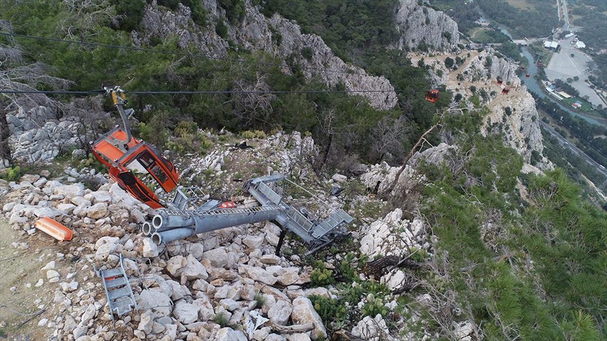 Antalya'nın Konyaaltı ilçesindeki teleferik kazasının yaşandığı alandaki enkaz havadan görüntülendi.
