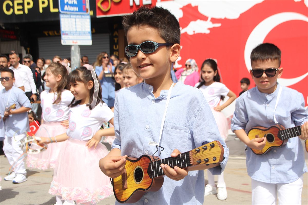 Antalya'nın ilçelerinde 23 Nisan Ulusal Egemenlik ve Çocuk Bayramı kutlandı