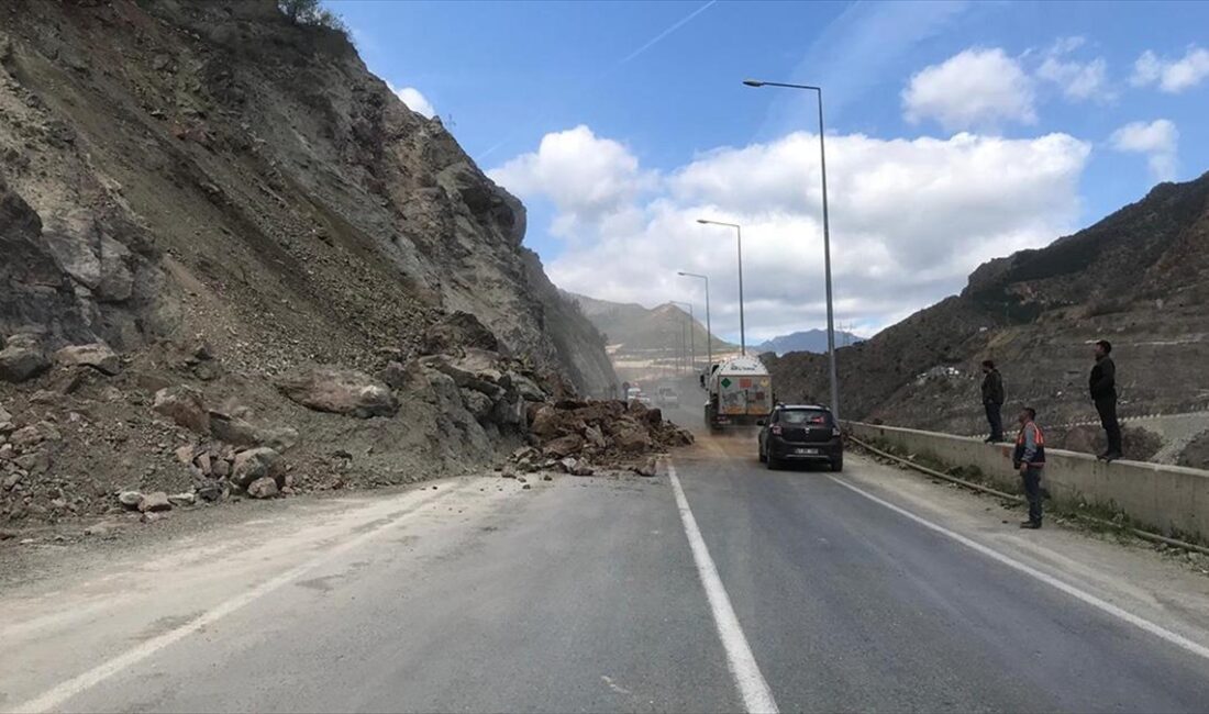 ARTVİN (AA) – Artvin-Erzurum Devlet kara yolunun 1. kilometresinde yamaçlardan