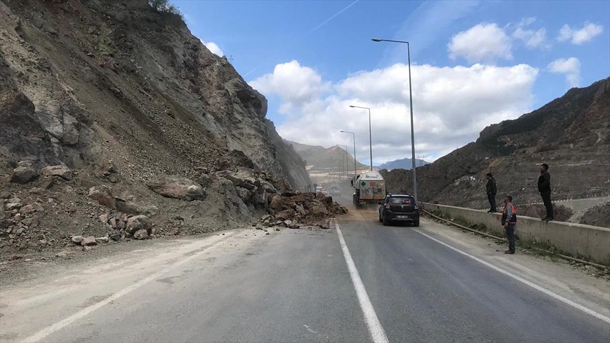 ARTVİN (AA) – Artvin-Erzurum Devlet kara yolunun 1. kilometresinde yamaçlardan