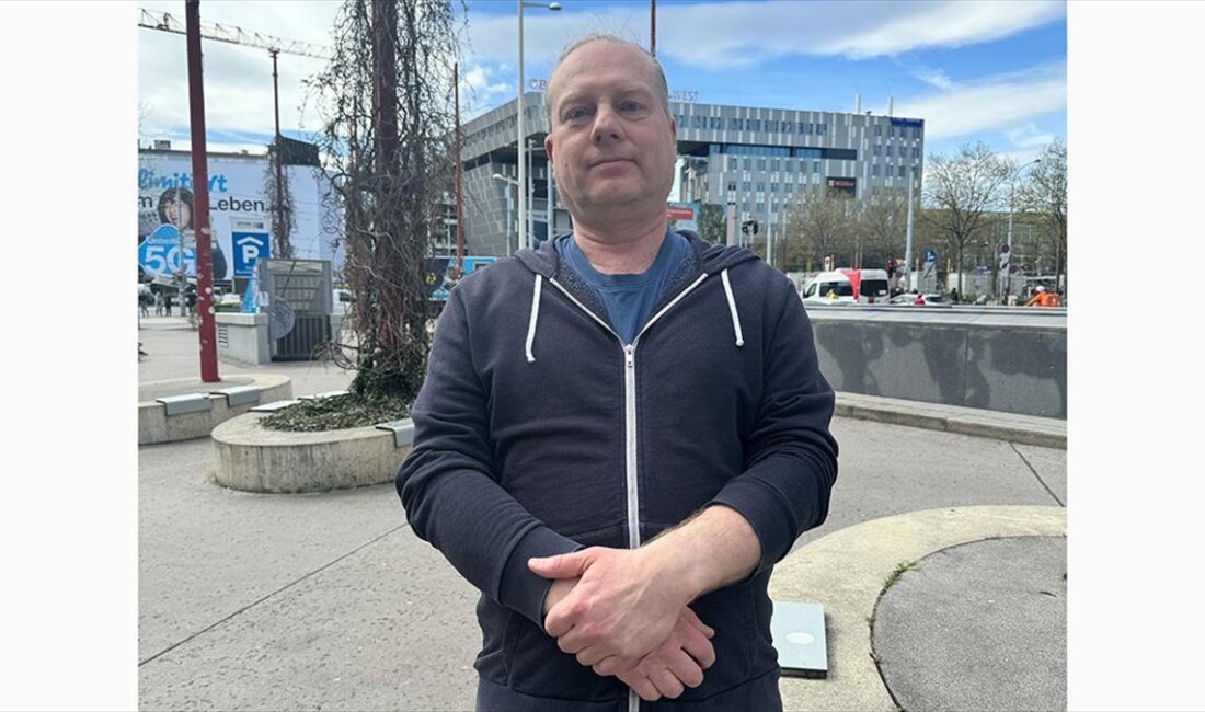 Avusturyalı aktivist Michael Pröbsting, İsrail’in Gazze’ye aralıksız sürdürdüğü saldırıların protesto