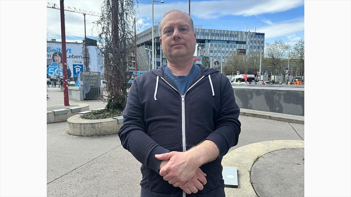 Avusturyalı aktivist Michael Pröbsting, İsrail’in Gazze’ye aralıksız sürdürdüğü saldırıların protesto