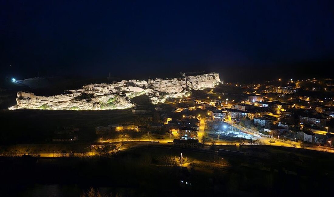 Erzincan'da 8 bin metrekare alana sahip 80 metre yüksekliğindeki tarihi