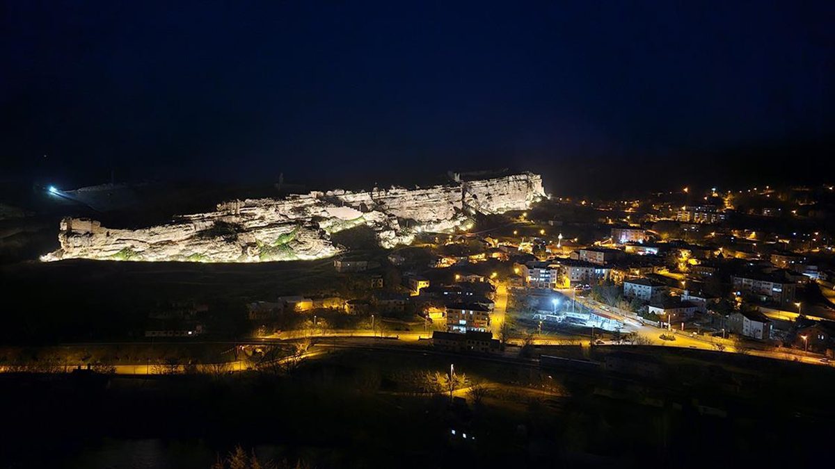 Erzincan'da 8 bin metrekare alana sahip 80 metre yüksekliğindeki tarihi