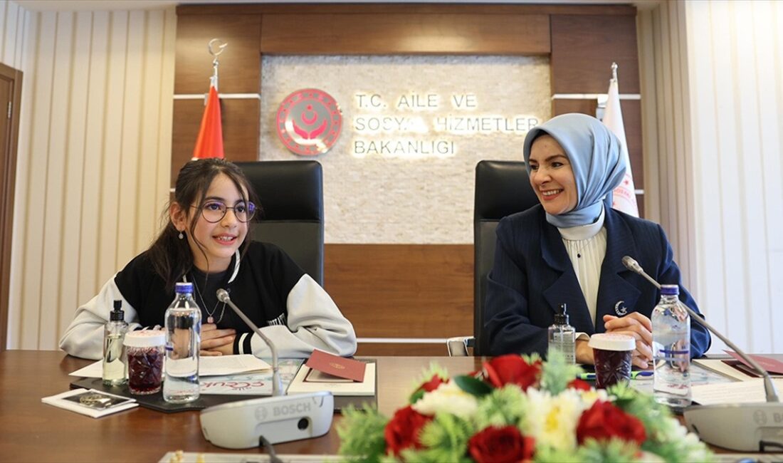 Aile ve Sosyal Hizmetler Bakanı Mahinur Özdemir Göktaş, bakanlık koltuğunu