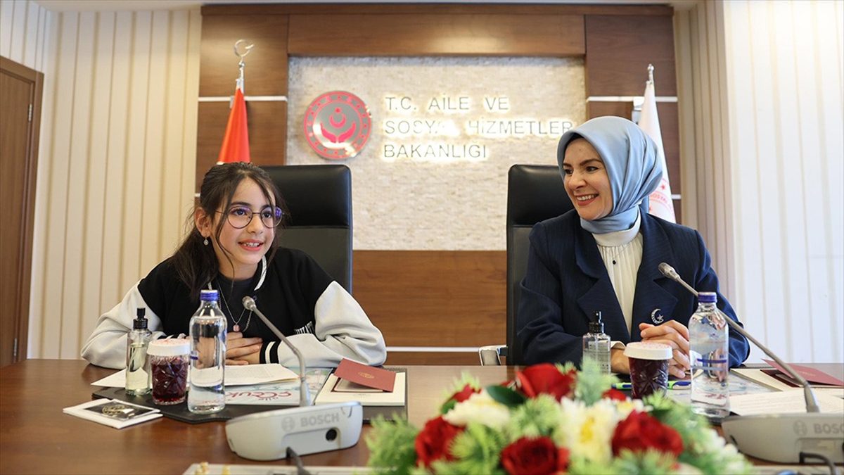 Aile ve Sosyal Hizmetler Bakanı Mahinur Özdemir Göktaş, bakanlık koltuğunu