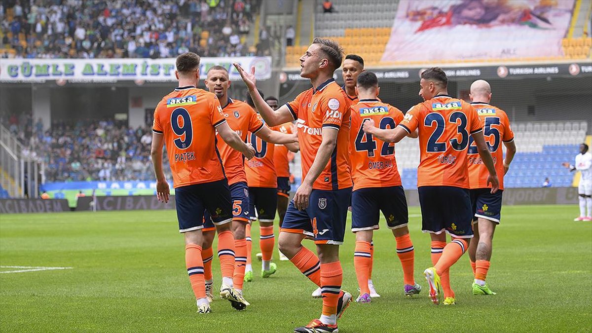 Trendyol Süper Lig'in 33. hafta mücadelesinde RAMS Başakşehir, sahasında Çaykur