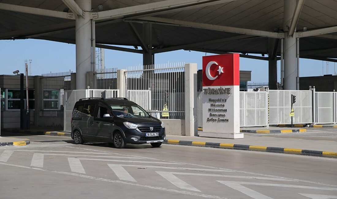 Bulgaristan ve Yunanistan'a açılan sınır kapılarında yolcu giriş ve çıkışı