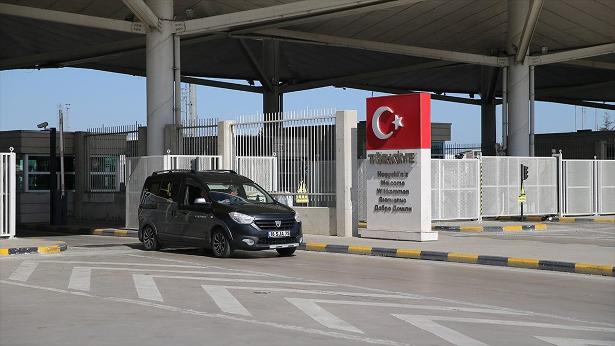 Bulgaristan ve Yunanistan'a açılan sınır kapılarında yolcu giriş ve çıkışı