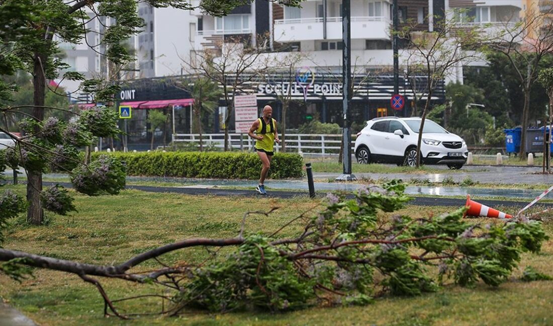 Bazı illerde kuvvetli rüzgarla etkili olan sağanak, yaşamı olumsuz etkiledi.
