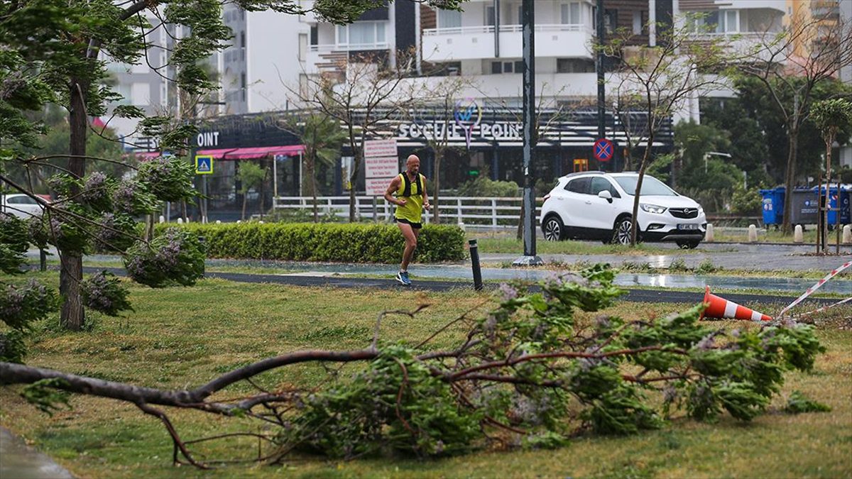 Bazı illerde kuvvetli rüzgarla etkili olan sağanak, yaşamı olumsuz etkiledi.