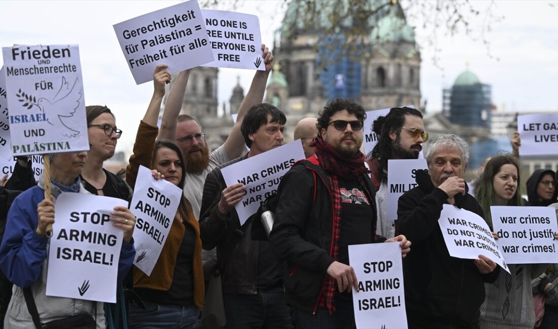 BERLIN (AA) – Almanya Dışişleri Bakanlığının önünde toplanan bir grup