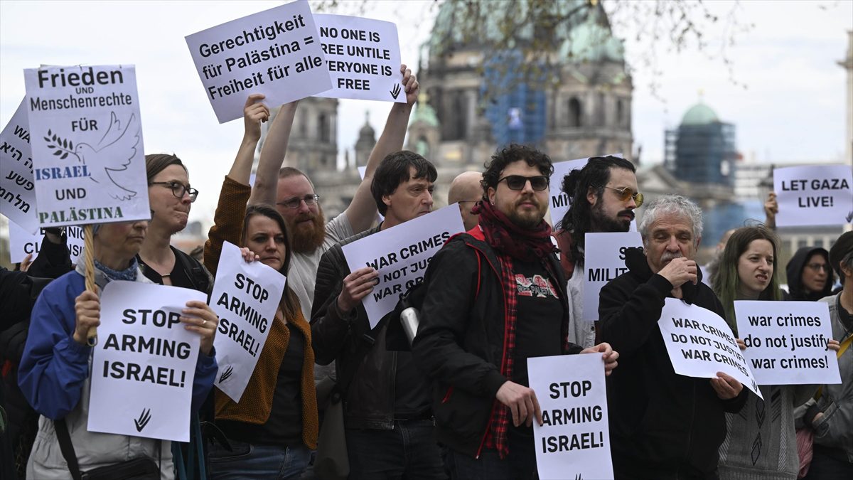 BERLIN (AA) – Almanya Dışişleri Bakanlığının önünde toplanan bir grup