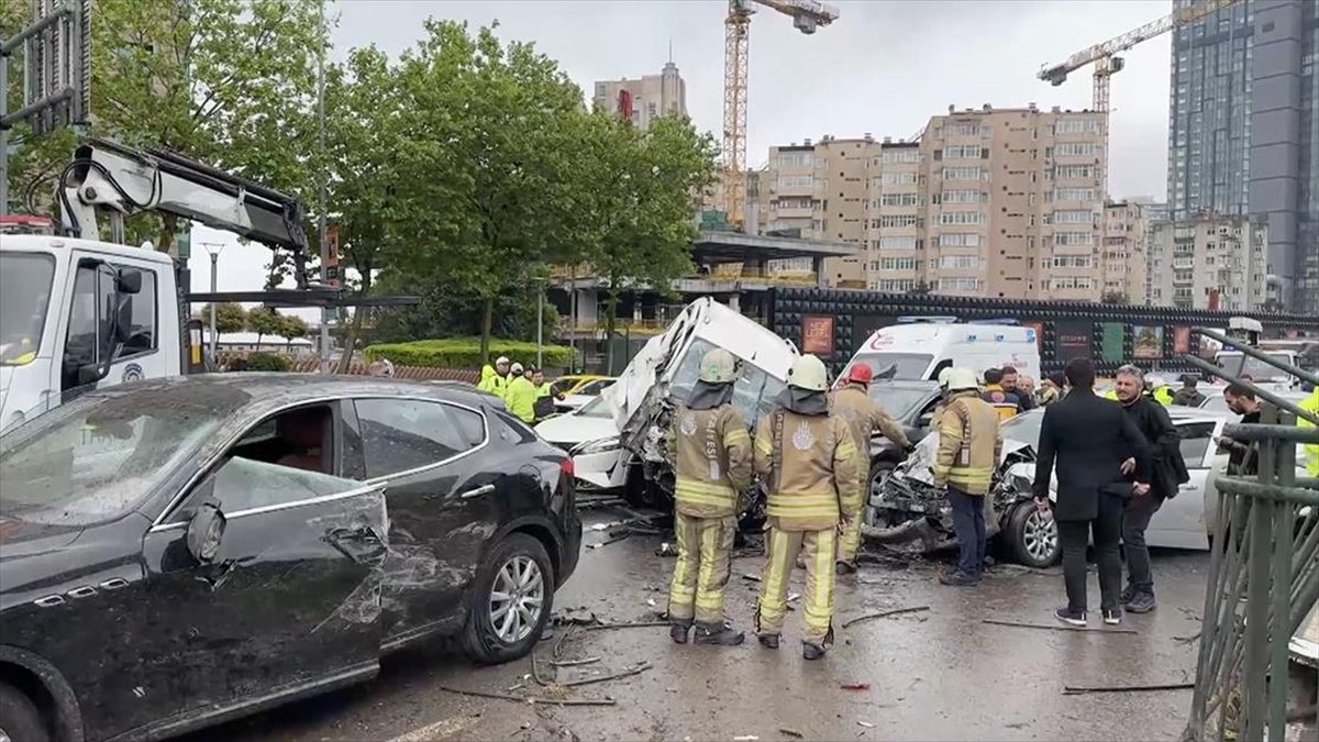 Beşiktaş'ta 7 aracın karıştığı zincirleme trafik kazası meydana geldi.