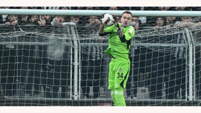 Beşiktaş, forvet oyuncusu Semih Kılıçsoy ve kaleci Mert Günok'un sakatlıklarıyla