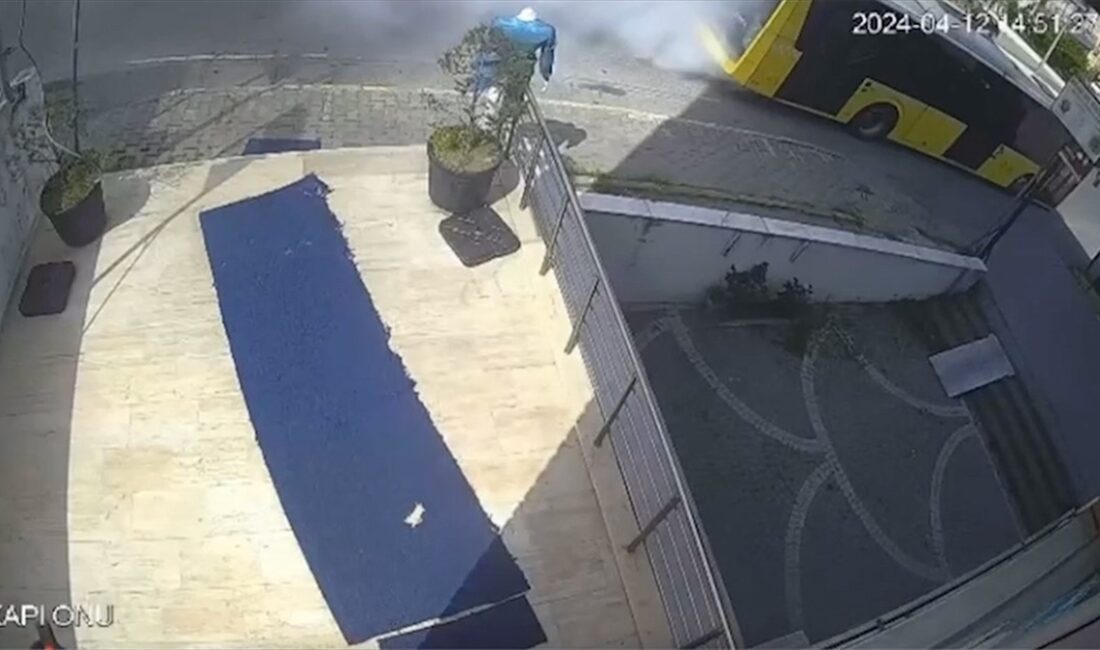 Beylikdüzü'nde seyir halindeki İETT otobüsünün motor kısmında çıkan yangın şoförün
