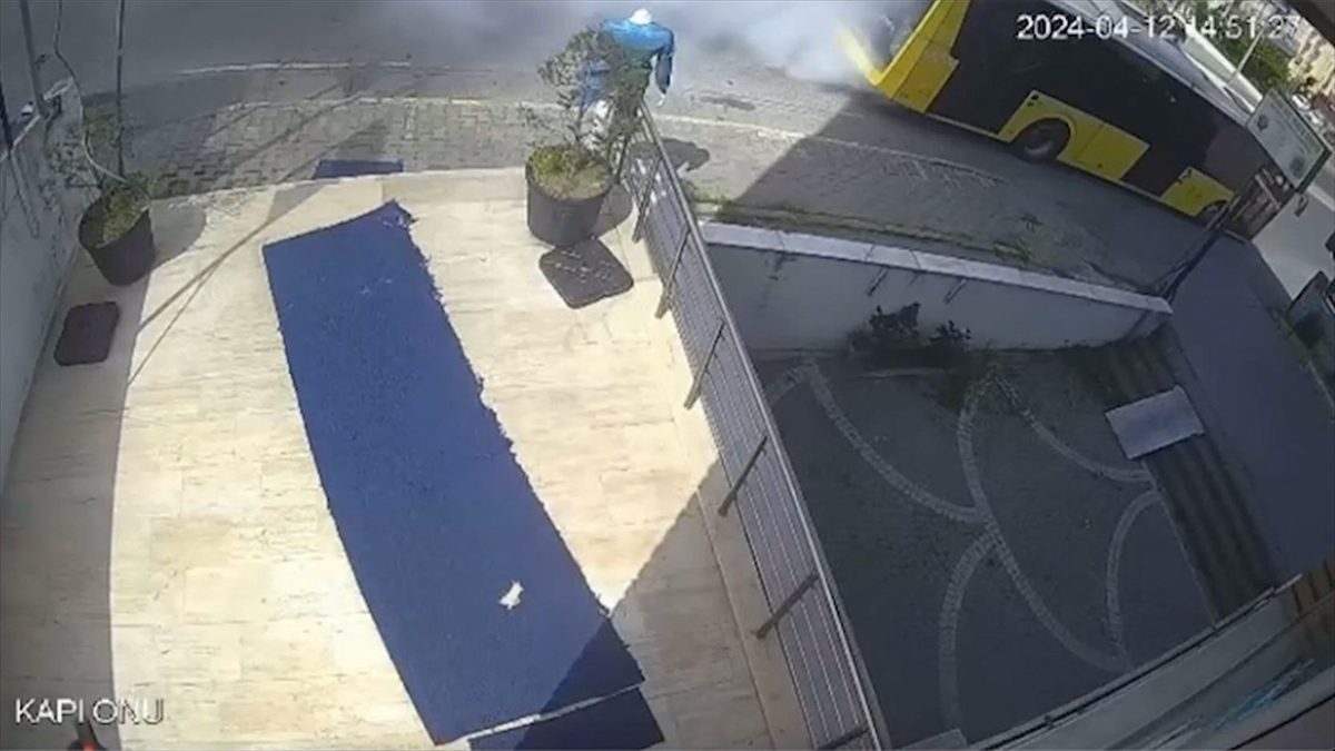 Beylikdüzü'nde seyir halindeki İETT otobüsünün motor kısmında çıkan yangın şoförün