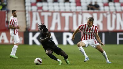 - Bitexen Antalyaspor: 0 - Atakaş Hatayspor: 1 (İlk yarı)