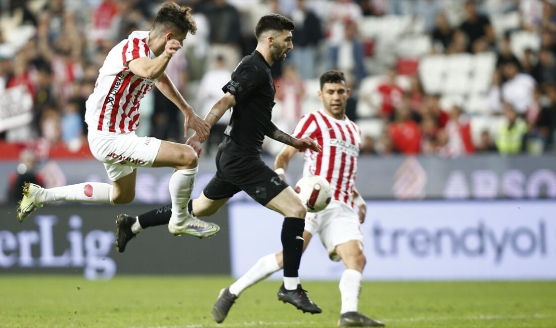 Bitexen Antalyaspor konuk ettiği Atakaş Hatayspor'u 2-1 yendi.