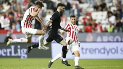 Bitexen Antalyaspor konuk ettiği Atakaş Hatayspor'u 2-1 yendi.