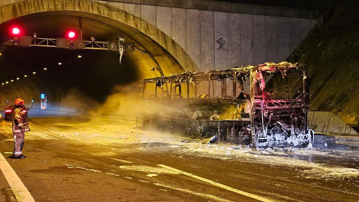 Bursa'da otoyolda seyreden yolcu otobüsünde yangın çıktı.