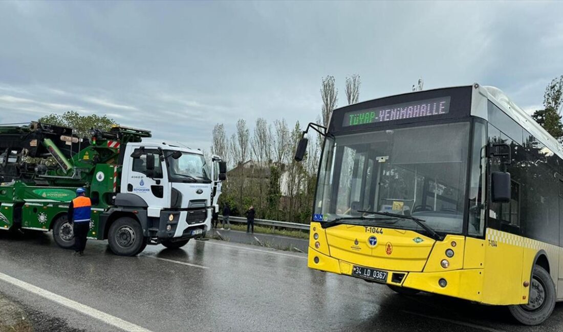 Büyükçekmece'de kontrolden çıkan İETT otobüsü kayarak yan yola girerken bir