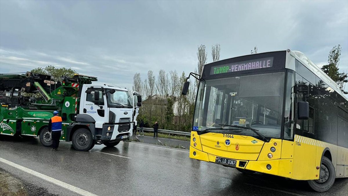 Büyükçekmece'de kontrolden çıkan İETT otobüsü kayarak yan yola girerken bir