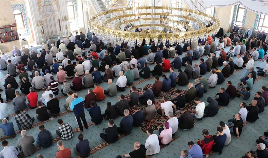 Camilerde ramazan ayının son cuma namazı, vatandaşların yoğun katılımıyla kılındı.
