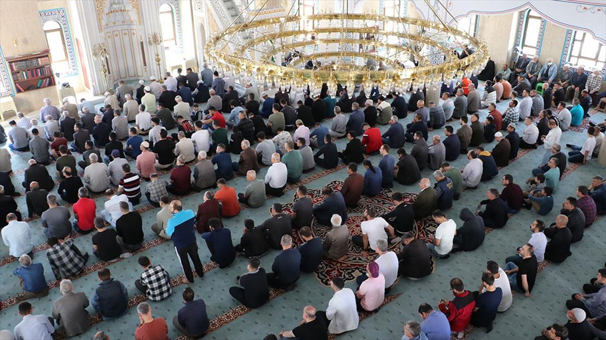 Camilerde ramazan ayının son cuma namazı, vatandaşların yoğun katılımıyla kılındı.