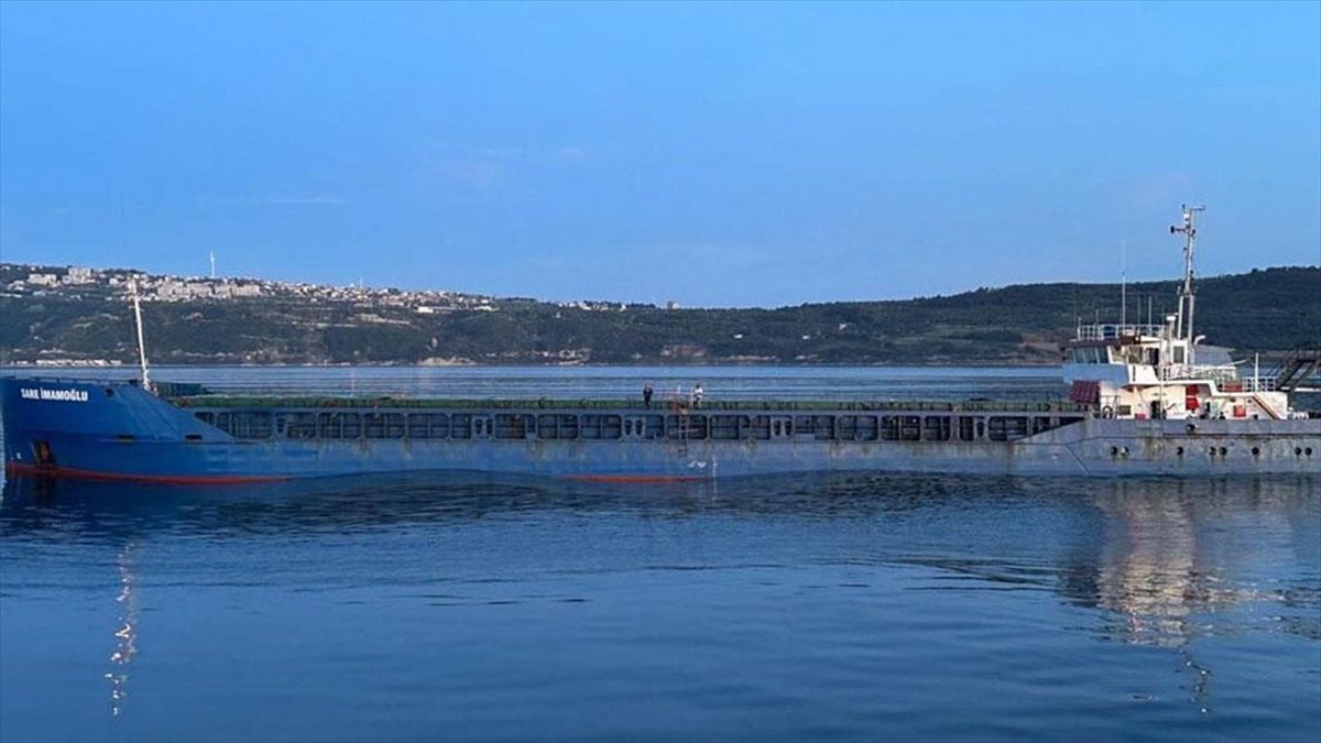 Çanakkale Boğazı'nda makineleri arızalanan Türk bayraklı gemi, römorkör refakatinde Karanlık