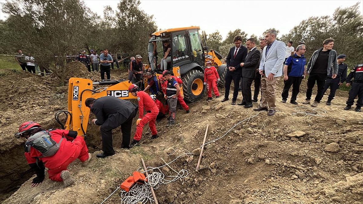 Çanakkale'nin Lapseki ilçesinde, su kanalı açmak için kazı yapılırken meydana
