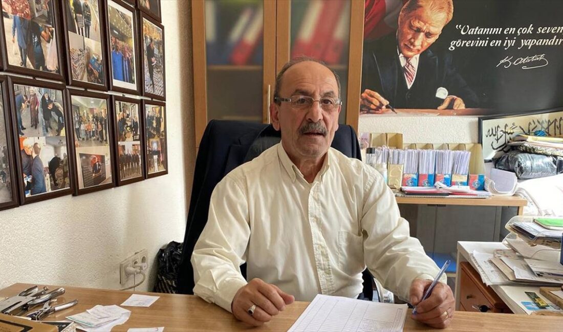 Zonguldak'ta dedesinin kurucu muhtarlığını yaptığı mahallede bir dönem amcası, 28