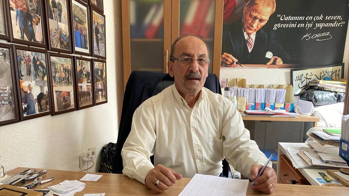 Zonguldak'ta dedesinin kurucu muhtarlığını yaptığı mahallede bir dönem amcası, 28