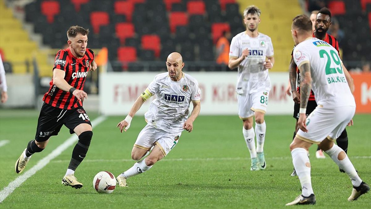 Trendyol Süper Lig'in 31. haftasında Corendon Alanyaspor deplasmanda Gaziantep FK'yı