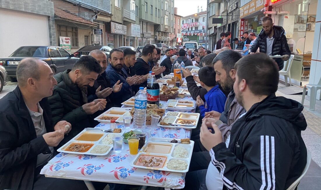 ÇORUM (AA) – Kentin tarihi geçmişe sahip caddelerinden Alaybey Caddesi’nde
