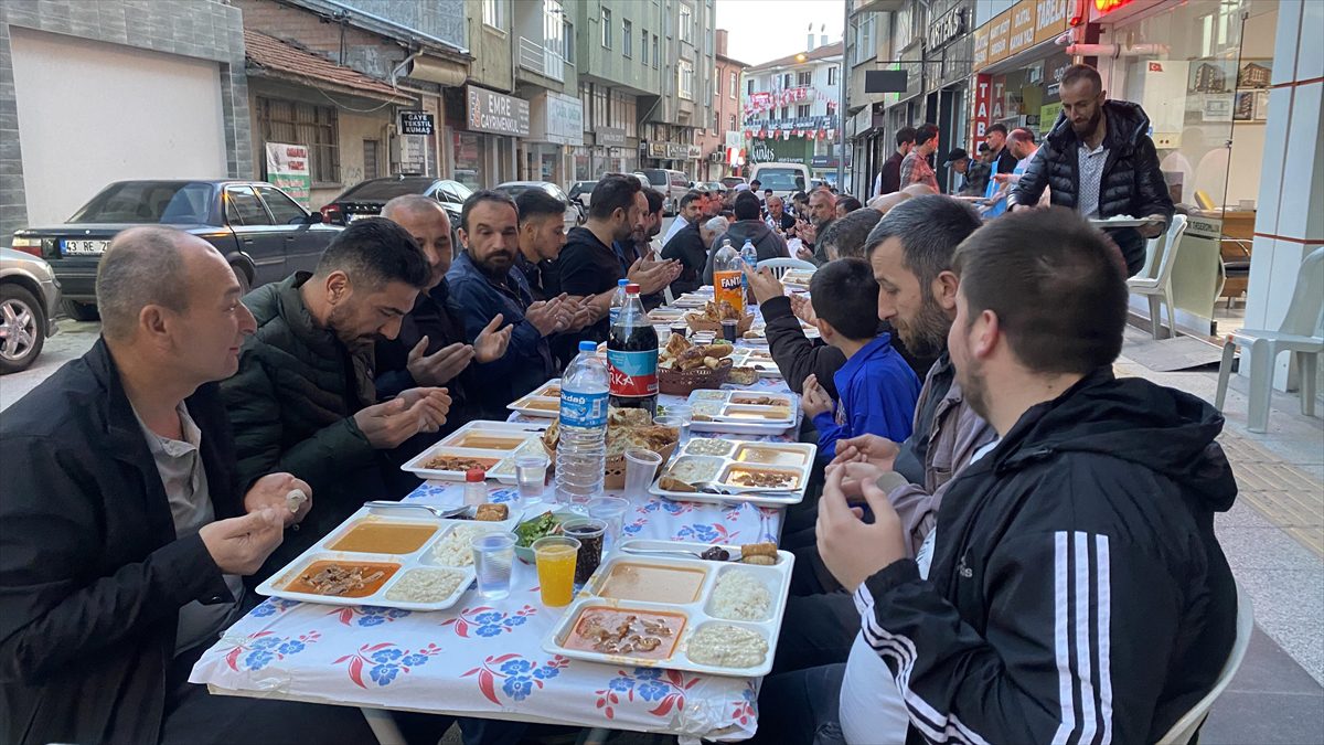 ÇORUM (AA) – Kentin tarihi geçmişe sahip caddelerinden Alaybey Caddesi’nde