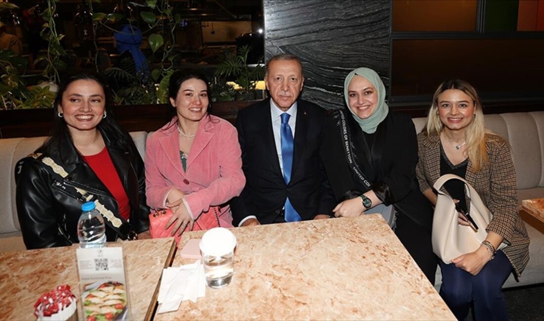 Cumhurbaşkanı Recep Tayyip Erdoğan, başkentte bir kafede, gençler ve vatandaşlarla
