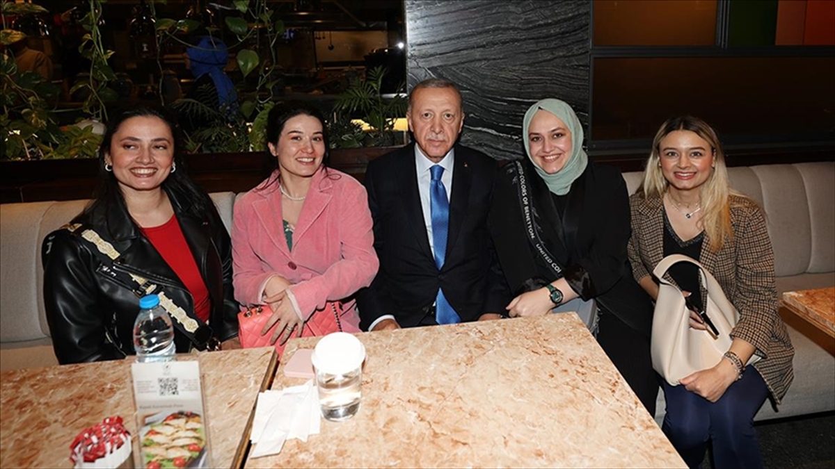 Cumhurbaşkanı Recep Tayyip Erdoğan, başkentte bir kafede, gençler ve vatandaşlarla