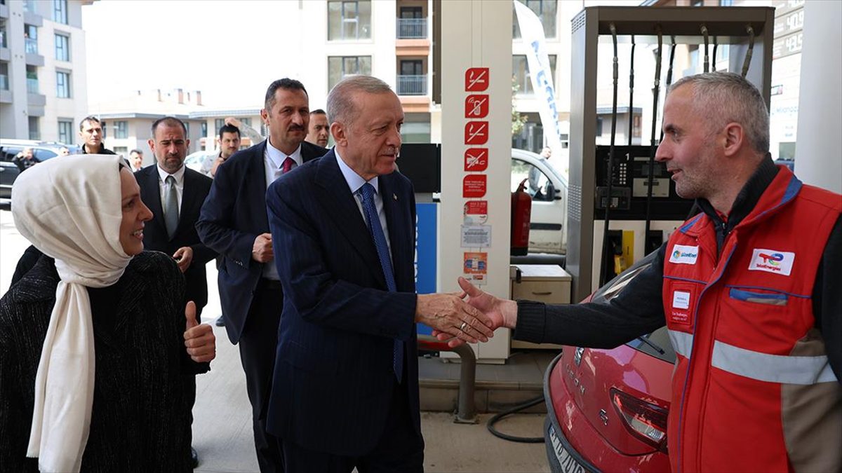 Cumhurbaşkanı Recep Tayyip Erdoğan, Üsküdar'da akaryakıt istasyonu çalışanlarını ziyaret etti.
