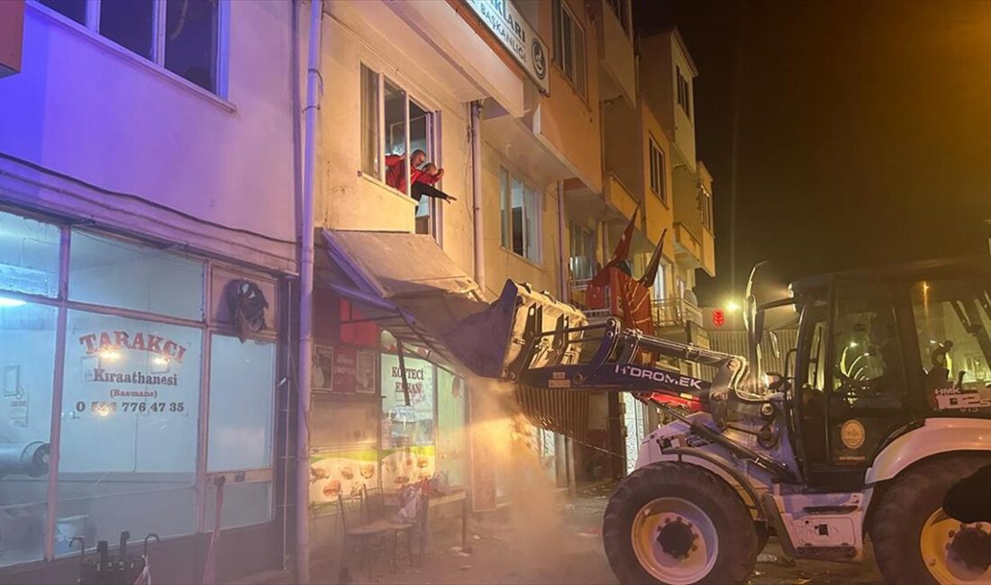 Denizli'nin Tavas ilçesinde, CHP binasında seçim sonuçlarının kutlanması sırasında balkonun