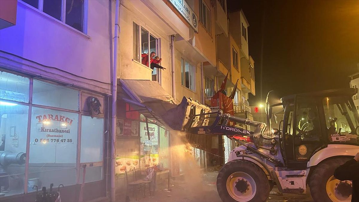 Denizli'nin Tavas ilçesinde, CHP binasında seçim sonuçlarının kutlanması sırasında balkonun