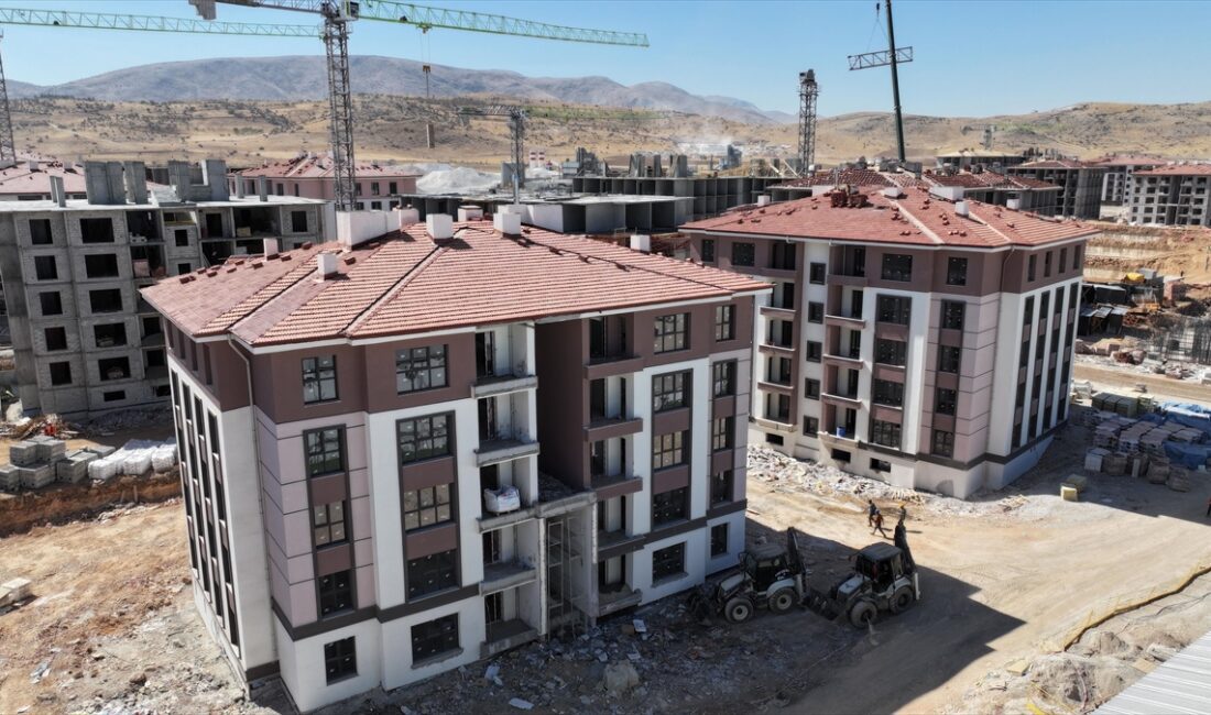 Çevre, Şehircilik ve İklim Değişikliği Bakanı Mehmet Özhaseki, deprem bölgesinde