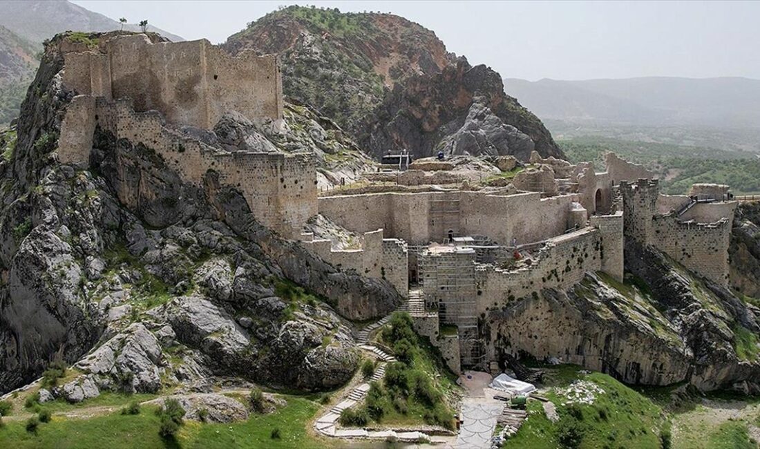 Kahramanmaraş merkezli 6 Şubat 2023'teki depremlerde hasar gören Kahta Kalesi,