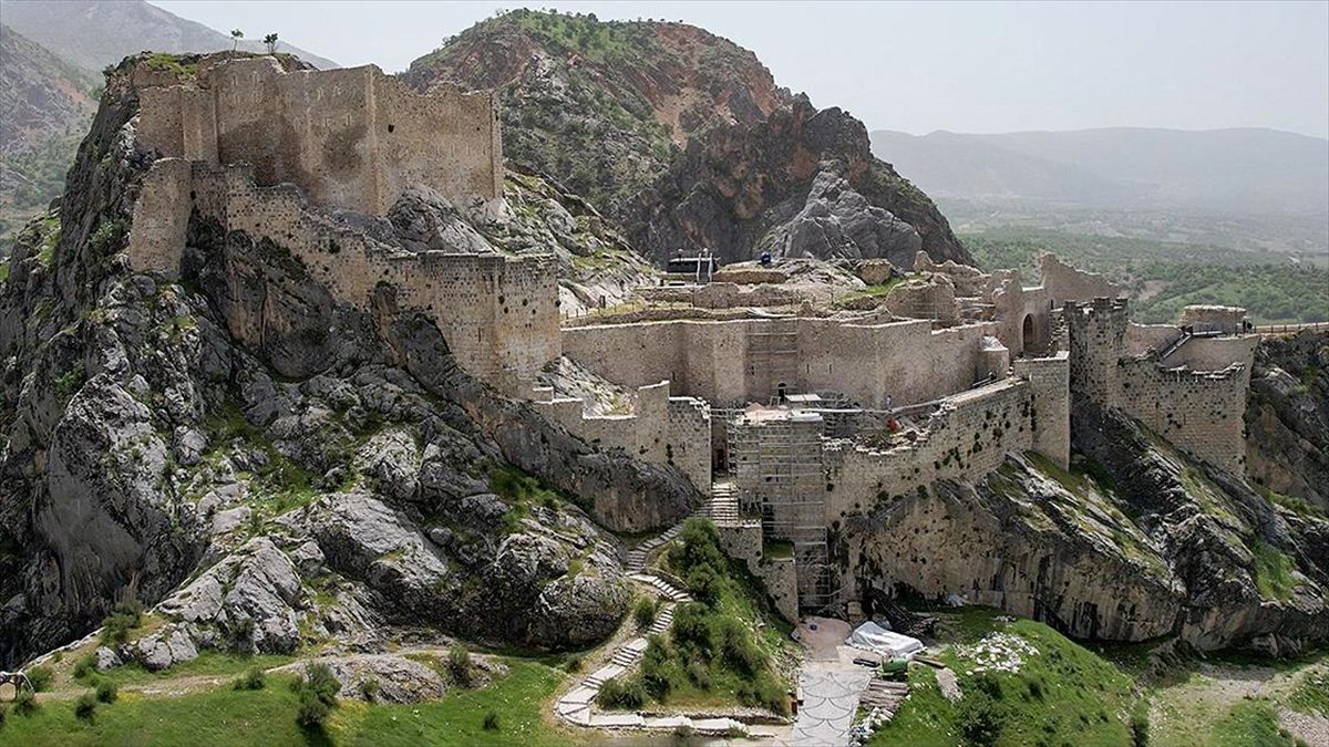 Kahramanmaraş merkezli 6 Şubat 2023'teki depremlerde hasar gören Kahta Kalesi,
