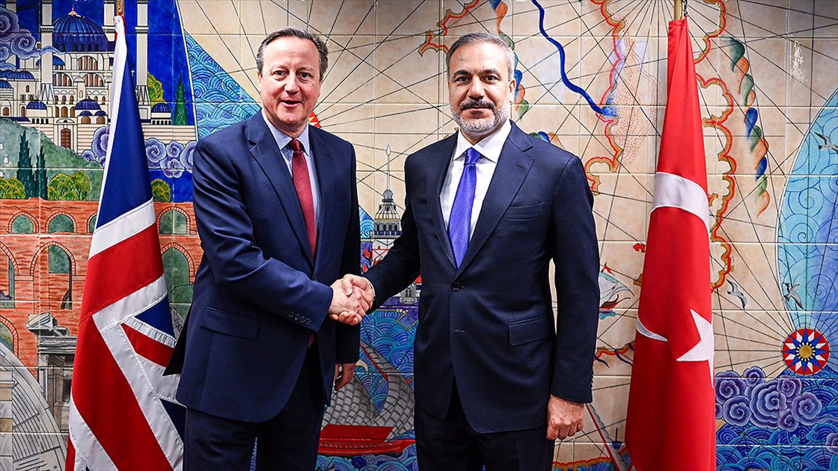 Dışişleri Bakanı Hakan Fidan, İngiliz mevkidaşı David Cameron'la bir araya