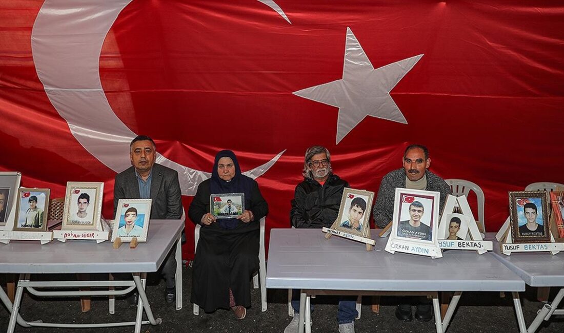 Dağa kaçırılan çocukları için eski HDP il binası önünde oturma
