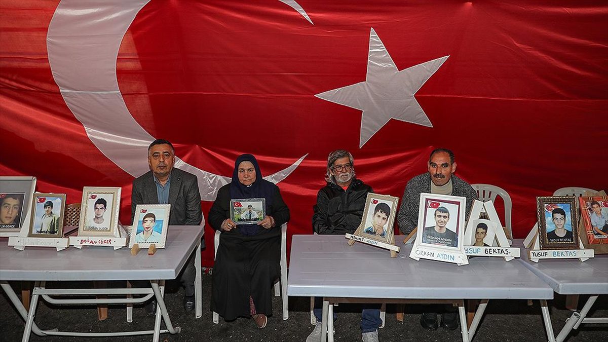 Dağa kaçırılan çocukları için eski HDP il binası önünde oturma