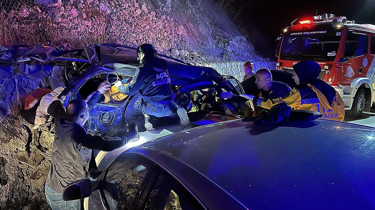 Düzce'nin Gölyaka ilçesinde 3 aracın karıştığı zincirleme trafik kazasında 1