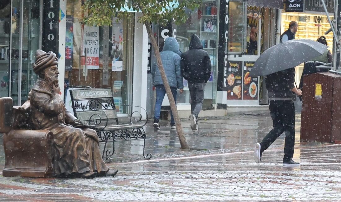 Edirne'de aralıklarla etkili olan sağanak hayatı olumsuz etkiliyor.